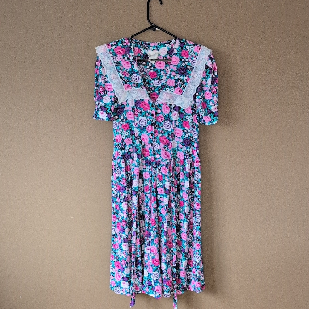 Vintage Vibrant Floral Dress by Atmosphere